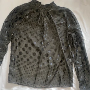 Genomskinlig blus  - Cool grön blus från st tropez. Använd fåtal gånger. Stl xs💚  200kr + frakt