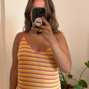 Stickad klänning - zara - Supersnygg randig klänning i ett stickat material, men inte varmt stickad. Har använt den främst som strandklänning och på varma dagar.  Skicket är bra, har lite lösa trådar  pga billigt material. Har knutit axelbanden, men kan bli längre. 