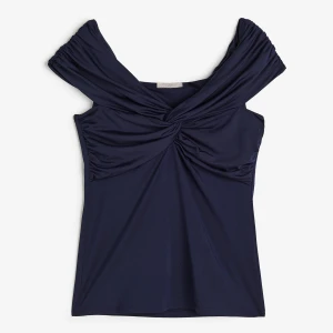 Off shoulder hm topp  - Säljer min fina topp från Hm då den inte passar mig i storlek 💕 slutsåld på hemsidan 