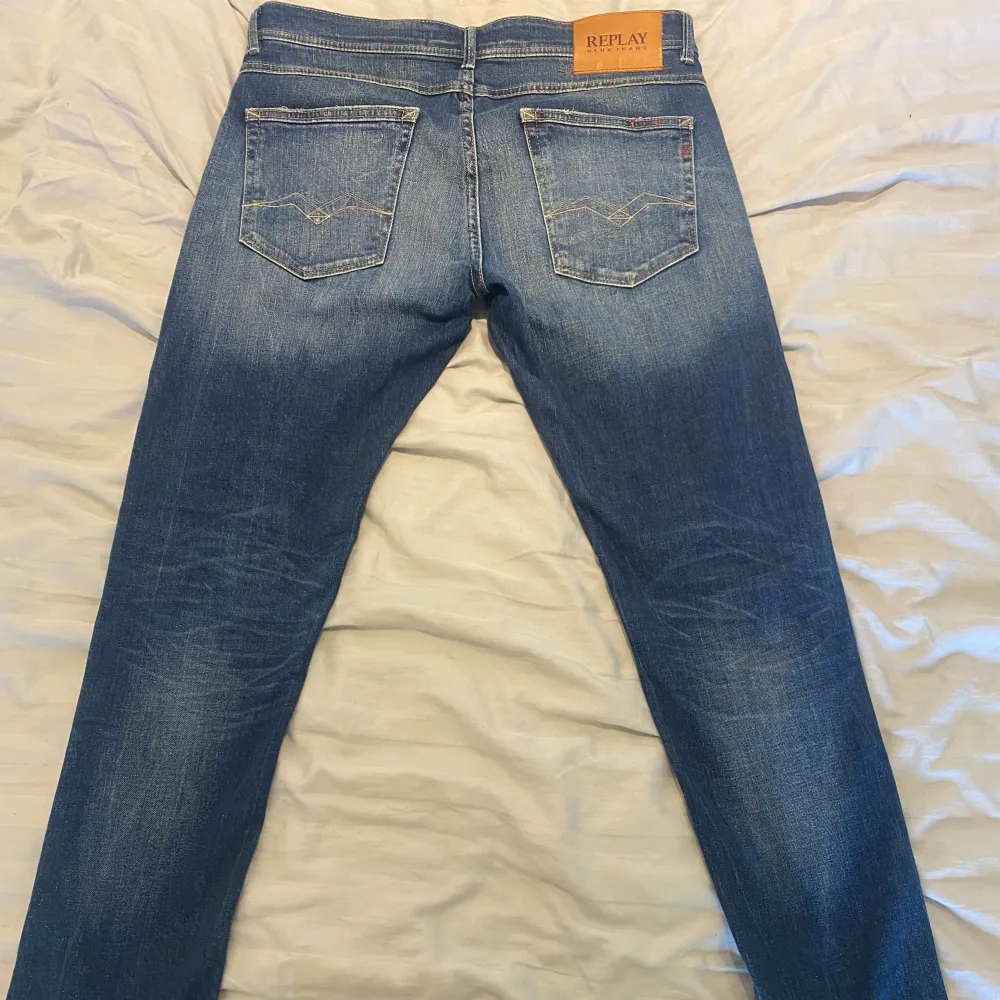 Tja, säljer ett per Replay jeans i modellen Willbi. Jeansen sitter slim fit och de är inköpta i april för 1149, mitt pris endast 549, kan diskuteras vid intresse. Skicket är som nytt 10/10, de har endast använts max 7 gånger. Hör av dig vid frågor!. Jeans & Byxor.