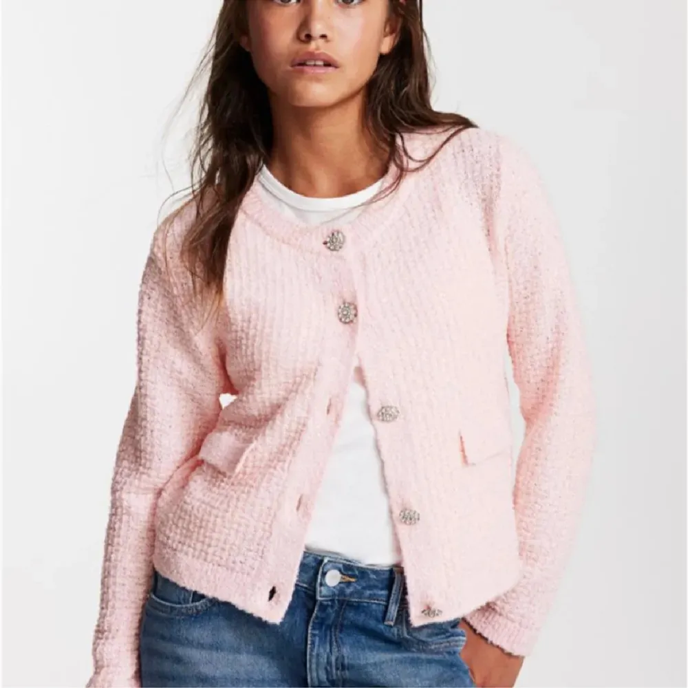 Säljer min superfina rosa kofta från H&M. Använd 1 gång då jag tyckte att den inte riktigt passade mig i färgen. Älskar den jättemycket men vill att någon annan ska ha användning för den mer än vad jag hade. Skriv till mig om ni har frågor/köpa🫶🏼. Tröjor & Koftor.