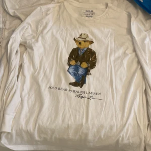 Långarmad tröja  - Tjena säljer min långarmad tröja för den kommer inte till användning. Kontakta vid DM för frågor och funderar  