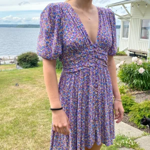 Sommarklänning  - Finaste klänningen till sommaren! 💜 Klädda knappar. Fint fall. Mycket bra skick.