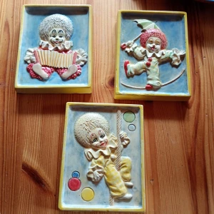 Tre små clown tavlor av gips. - Tre fina små clown tavlor av gips.fint skick för barnrummet.