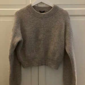Stickad tröja  - Merinoull tröja så kan upplevas något stickig. Mycket fint skick!