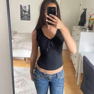 Brandy Melville linne - Säljer detta jättefina linne från Brandy då den tyvärr inte kommer till användning längre🌸 Använd men fortfarande i gott skick! 