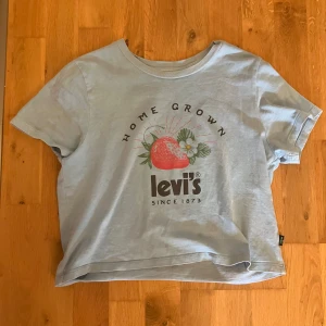 Turkos blå tröja  - Den är väldigt fin och är egentligen blå men syns inte på bilden❤️