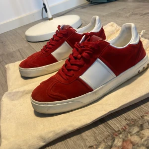 Valentino flycrews - Säljer nu mina valentino flycrews äkta så klart storleken är 40 men passar 41 sick ny skick inga defekter 
