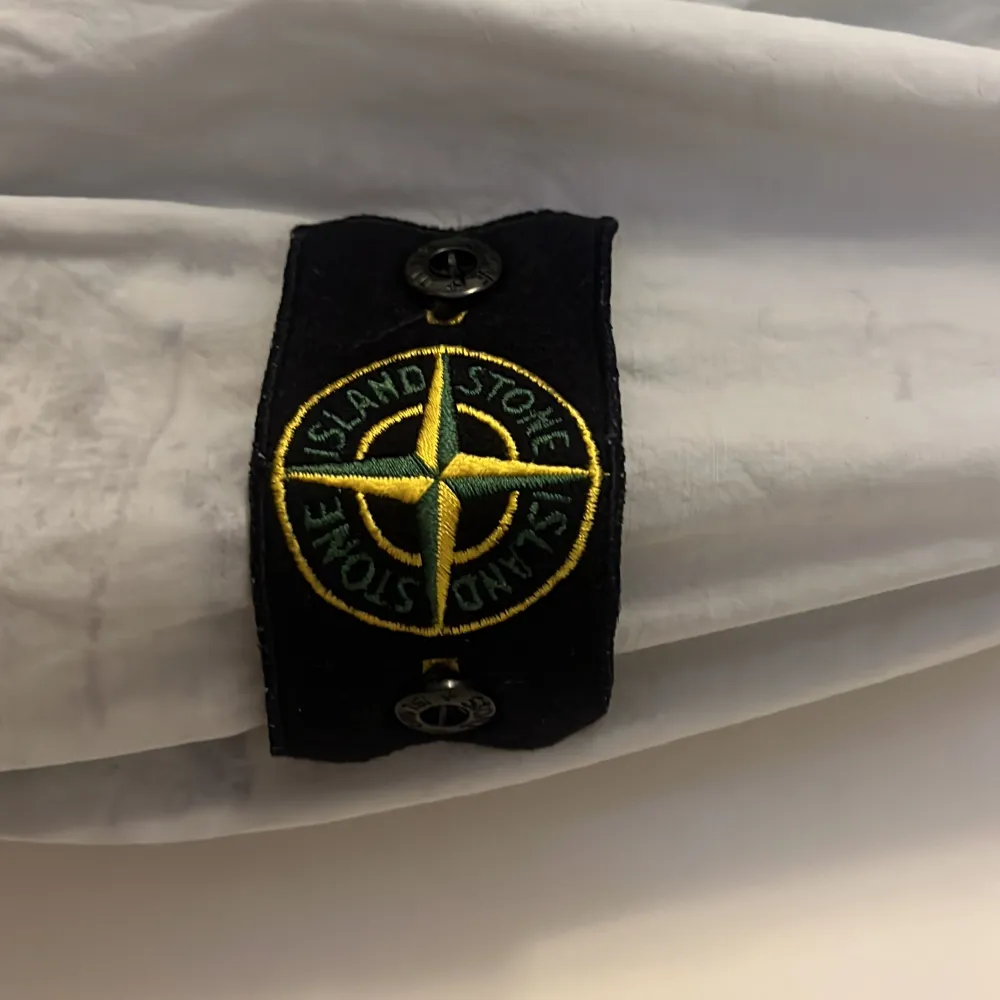 En stone island ovetshirt i riktgt fint sick, använd få gånger så sicket är 9/10. Men den kommer inte till användning mer så väljer att sälja den. . Jackor.