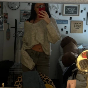 Stickad tröja - Jättefin stickad tröja med v ringning. Inte sticksigt matrial. Inga defekter eller fläckar. 