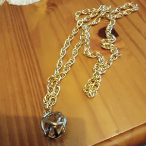 Halsband guldfärgad med boll - Halsband guldfärgad med boll.