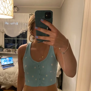 Ljusblå topp med små blommor - Ljusblå topp med små blommor från pull&bear i storlek M🩵 Aldrig använd!