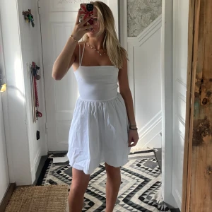 Vit klänning - Super söt vit klänning med öppen rygg! Har aldrig använt bara provat!❤️