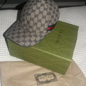Gucci keps - Cucci keps i as bra skick, kvitto finns såklart. Kom privat för fler bilder eller frågor!