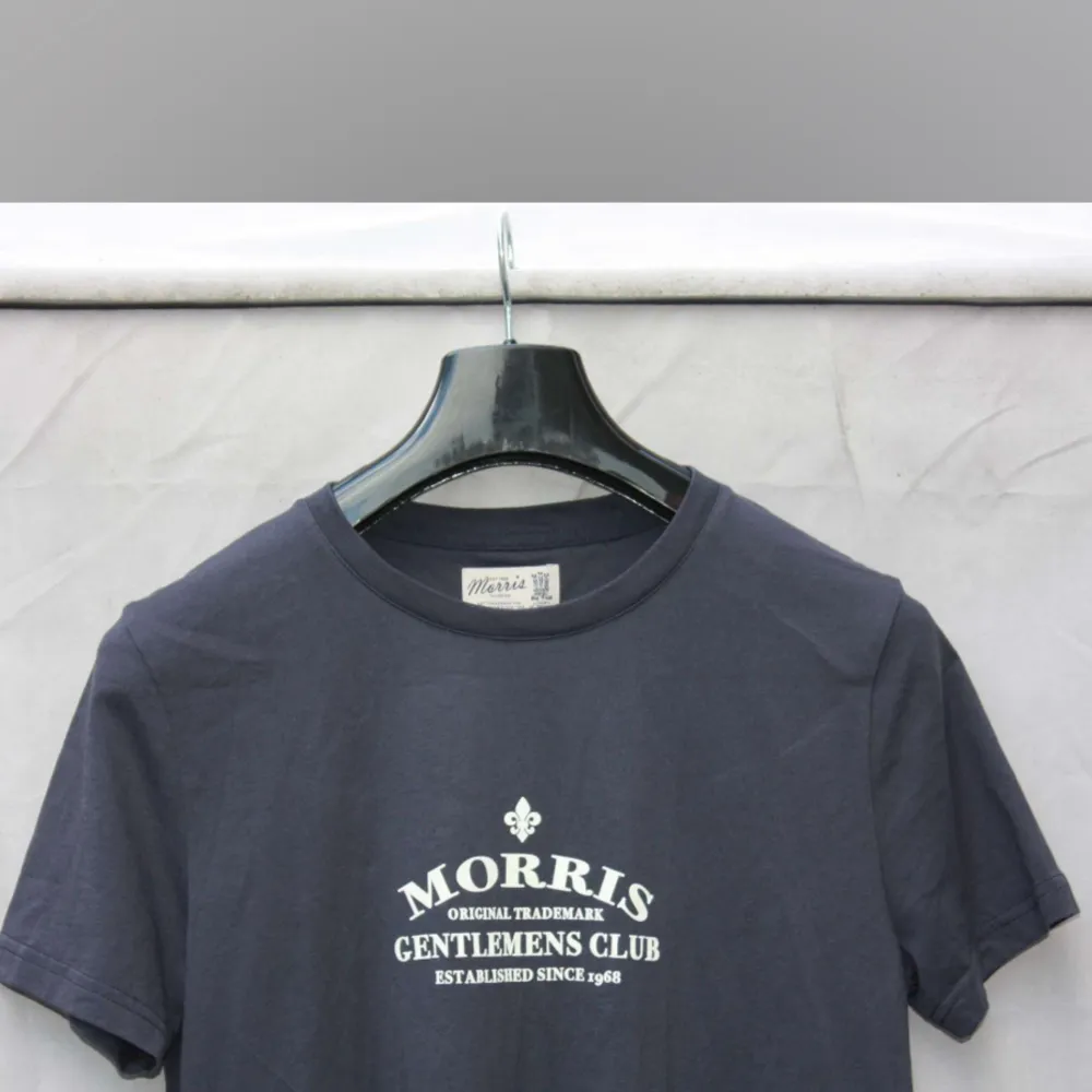 Marinblå Morris T-shirt som passar stl-s, Ny pris 600 t-shortsen är även i nyskick! Kolla in våran bio för andra kläder. T-shirts.