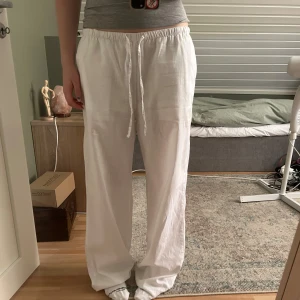 linnebyxor  - lågmidjade linnebyxor från gina som tyvärr är för stora för mig 💕för långa på mig som e 167🫶i storlek M och mycket bra skick, bara använda nån enstaka gång 
