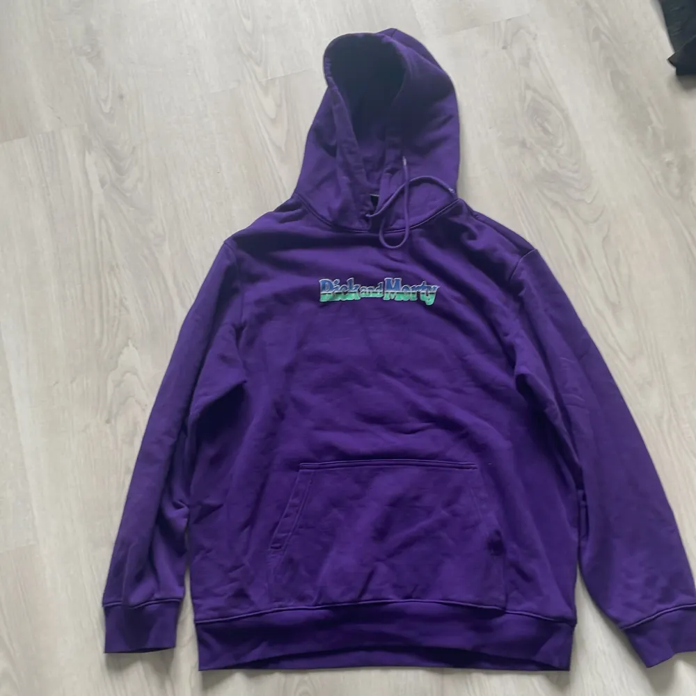 Säljer för att jag inte använder, bra skicka. Hoodies.