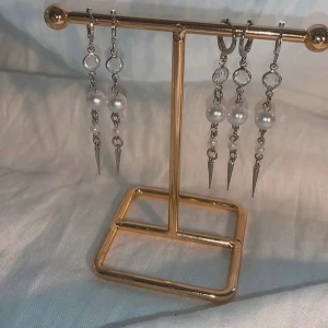 Örhängen  - Så snygga örhängen finns även i guld Köp för 99kr/st Eller  185kr/par Modell 098