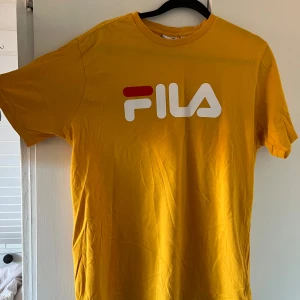 Gul Fila tröja, använd 5 ggr - En gul Fila tröja som endast är använd 5 gånger, därav fint skick! 💛