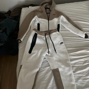  Vit beige nike tech nya modellen - tjocktröjan är storlek Xs och byxorna storlek S, skick 9/10 använd 3 gånger. Ny pris 2800kr mitt pris 1500krr