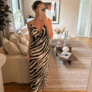 Zebra klänning - Zebra klänning. Strl S Använd en gång och i fint skick 