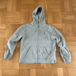 Ralph lauren zip hoodie  - Säljer denna Ralph lauren zip hoodie i mycket bra skick, bara använd ett fåtal gånger, storlek xl i barn storlek men passar som s, nypris 1100, priset kan diskuteras 