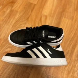 Adidas skor  - Fint sick använt en gång bara 