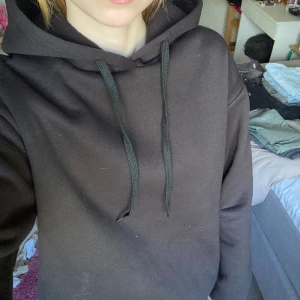 Svart hoodie - Säljer en svart hoodie med ett tryck på baksidan med en stor röd fjäril och vit text❤️🦋Använd ca 7 gånger och har inga fel, men såklart inte i nyskick (lite små nopprig)☺️Perfekt till allt, sååå snygg🤩Billiga kläder➡️min profil💗
