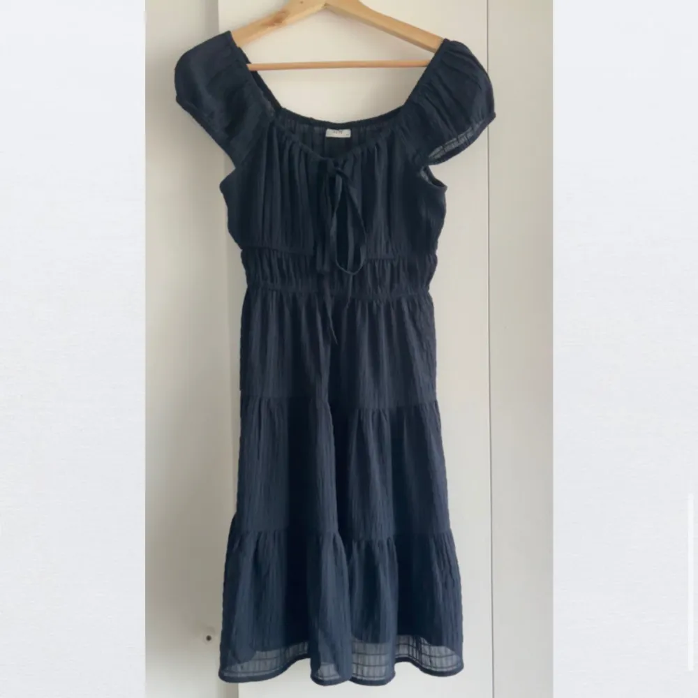 Jättefin marinblå klänning från JDY, köpt på Zalando, i strl xs. Endast använd två gånger och är som ny💕 Skriv för frågor🩷. Klänningar.