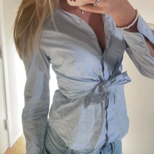 Ljusblå skjorta - En skjorta med knytning där fram 🩷