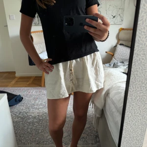 Zara kjol - Beige/ vit zara kjol i storleken s🤍