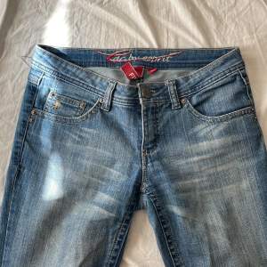 Säljer dessa lågmidjade bootcut/ straight leg jeans med snygga fickor där bak, pga för långa, storlek 38. Midjemått: 40/41 cm  Innerbenslängd: 80 cm Pris kan diskuteras, skriv privat för andra frågor elr bilder💕🥰