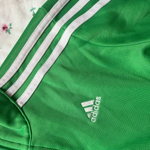 Adidas zip up - Snygg grön barn blixtlås (men kan även passa en xxs-s)tröja från adidas, köpt second hand med få defekter! 💕