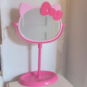 Hello Kitty Sminkspegel - Spegel i mycket bra/nyskick. Den har lite repor bak från fabriken men det syns inte så länge den reflekterar något. Köpt för $25, kommer med original lådan.