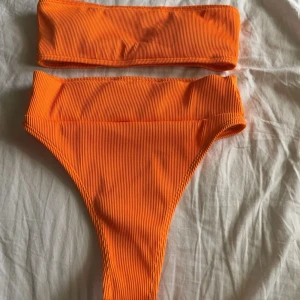 Bikini - En orange helt oanvänd bikini med högmidjad underdel. Den är helt oanvänd. Pris kan diskuteras 💞