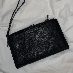 MK plånbok - Säljer min nästintill aldrig använda MK plånbok! Pris kan diskuteras 💕