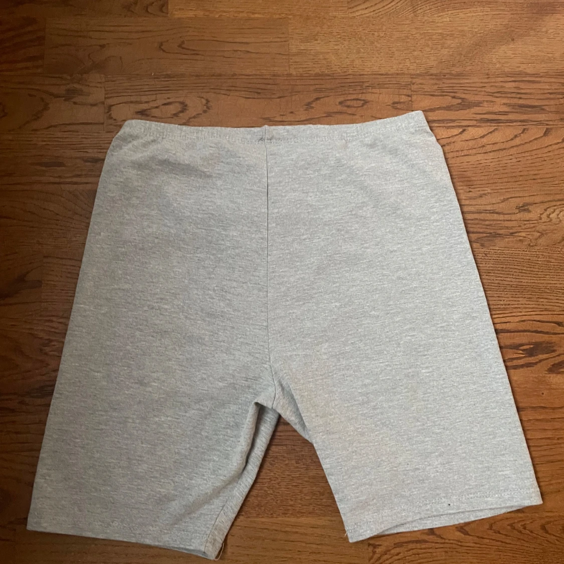 Grå cykelbyxor