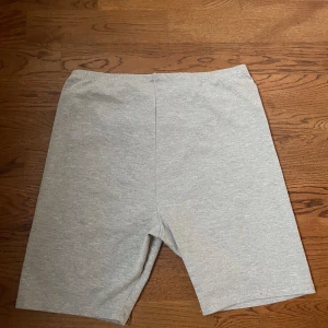Grå cykelbyxor - Ett par gråa cykelbyxor i grått i storlek S från primark. Aldrig använda 