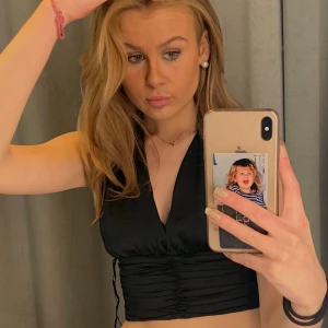 Söt topp - En jättesöt topp från Bikbok med knappar i ryggen och knyte i nacken. Storlek XS, pris kan diskuteras🖤