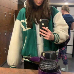 College jacka  - En collegejacka från Gina Tricot som tyvärr bara hänger i garderoben. Den är i S, men skulle säga att den passar typ alla storlekar 