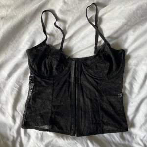 Korsett  - En snygg korsett från NAKD! Denna komemr tyvärr ej till användning så den skulle nog passa bättre i någon annans garderob. Storlek S! 