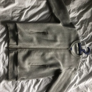 J Lindeberg tröja - Säljer denna gråa J Lindeberg tröjan 