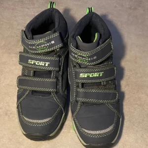 Sneakers-svart/grå/grön - Memphis one höga sneakers med gröna och gråa detaljer på utsidan samt gröna taggar på undersidan. Skorna är helt nya oanvända dock utan prislapp.