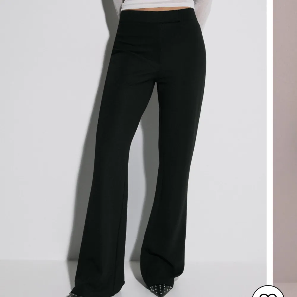 Svarta kostymbyxor från Nelly  Använd ett fåtal gånger🤗  Pris kan diskuteras😊. Jeans & Byxor.