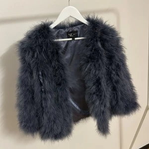 Mörklila fluffig Pälsjacka  - Superfin lyxig pälsjacka från NC (natures Collection), storlek XS/S. ✨💗🌸Säljer flera pälsjackor i andra modeller och färger. Bläddra för att se hur den sitter på