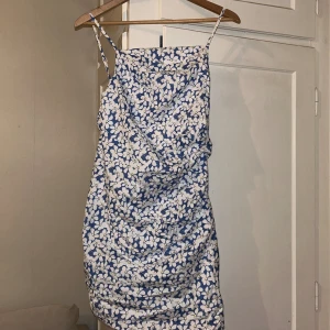 blommig klänning🌸 - Blommig tight klänning köpt på asos från märket urban revivo. Aldrig använd. Stl M. 