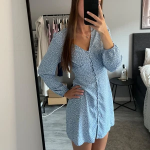 Sommrig klänning  - Fin sommar klänning , använd en gång på skolavslutningen i 9:an 💕