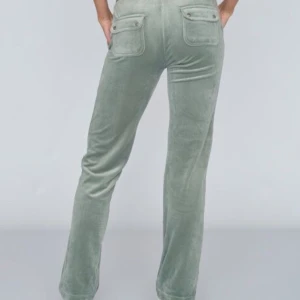 Juicy byxor  - Säljer mina juicy byxor i färgen del ray velour i storlek M.  De är väldigt sköna och inget fel på de. 