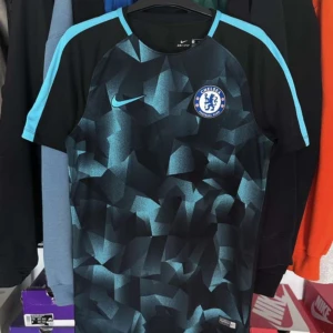 ÄKTA Chelsea FC Nike Fotbollströja 2018/19 - KOLLA ALLA MINA ANDRA ANNONSER!!! Chelsea FC Träningsställ, äkta och officiell, storlek S men passar också M, riktigt skön och snygg! DM för mer info🔥