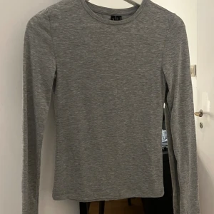 Långärmad tröja  - Supermjuk långärmad tröja som är lite samma material som Intimissimi tröjan 💗 super skön att ha på sig men används tyvärr inte! Den är även något genomskinlig. 🤗 pris kan diskuteras